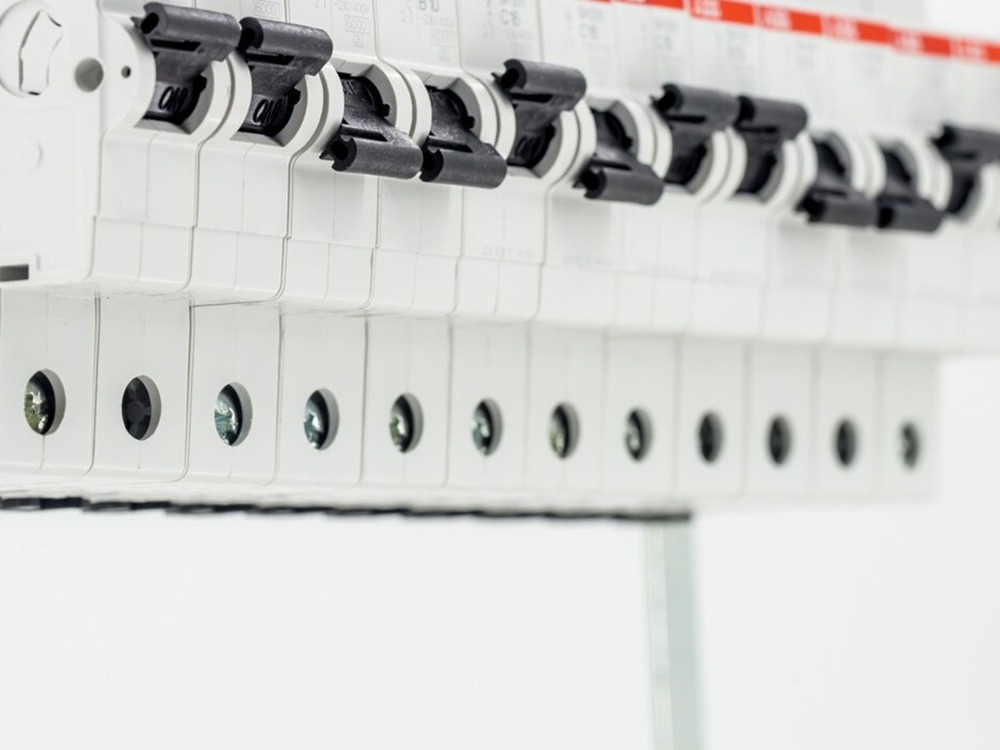 Diferencias Entre Interruptores, Breakers y Disyuntores